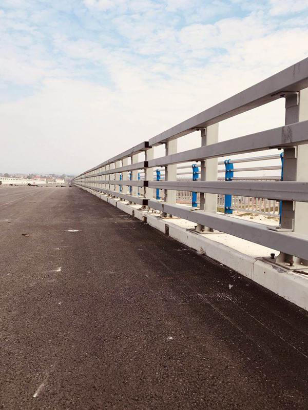 复合管桥梁护栏安装与保养细则